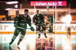 Jääkiekkoilijat saapuvat jäälle
